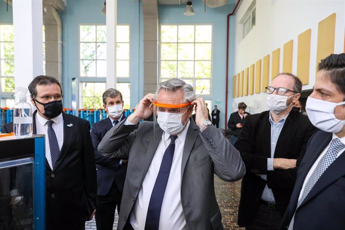 El presidente de Argentina, Alberto Fernández, con mascarilla y pantalla