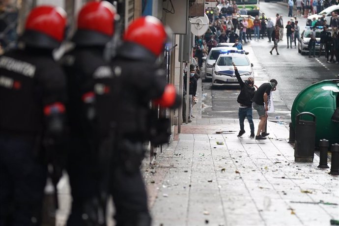 Agentes de la Ertzaintza cargan contra un grupo de radicales que intentan boicotear un mitin del presidente de Vox, Santiago Abascal, en Sestao, Vizcaya, País Vasco (España), a 26 de junio de 2020.