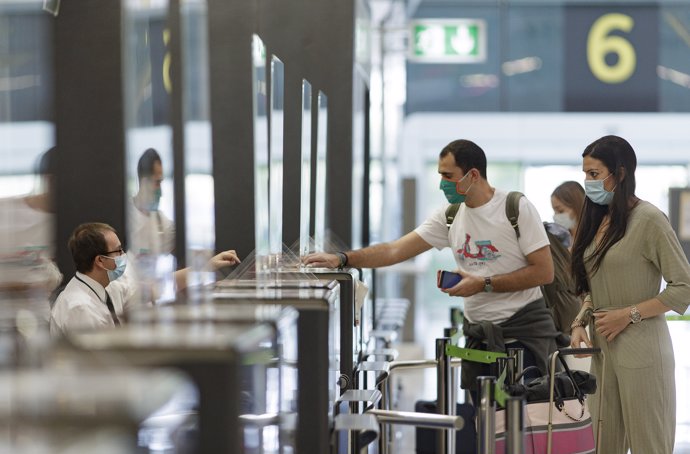 Foto de archivo de pasajeros con sus maletas en las instalaciones de la Terminal T4 del Aeropuerto Adolfo Suárez Madrid-Barajas en las pruebas de la EASA a 5 de junio de 2020
