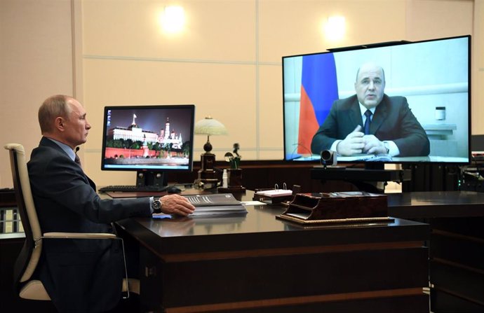 Vladimir Putin en videoconferencia con Mijail Mishustin, primer ministro de Rusia