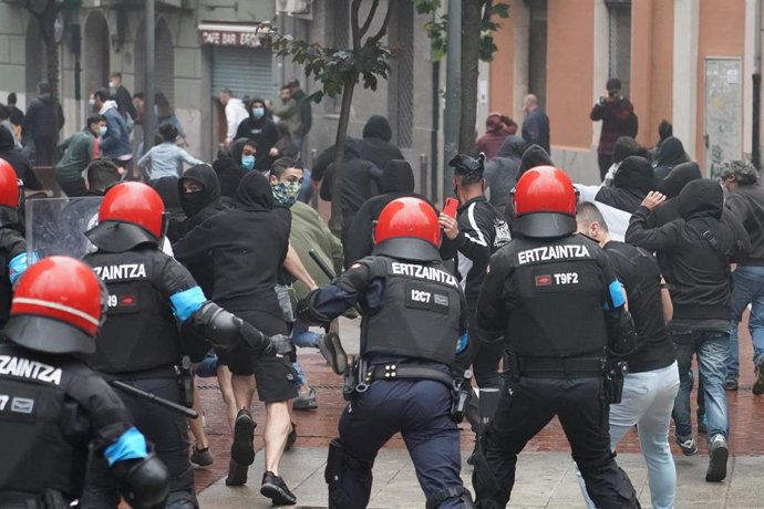 Agentes de la Ertzaintza cargan contra un grupo de radicales que intentan boicotear un mitin del presidente de Vox, Santiago Abascal,  en Sestao