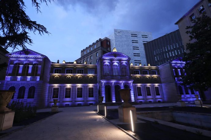 Fachada del antiguo Archivo de Navarra iluminada con los colores del arcoiris por el Día Internacional del Orgullo LGBTI+