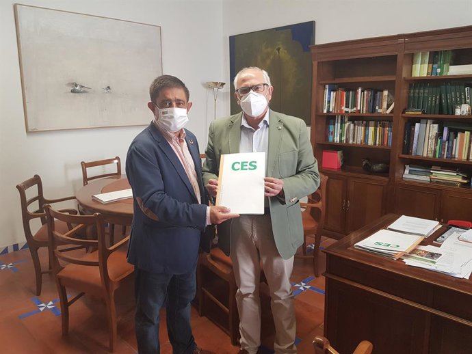 Reyes recibe el dictamen elaborado por el CES Provincial sobre los efectos de la Covid.-19