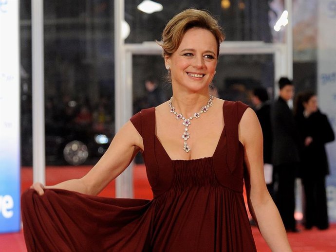 Spanish actress Emma Suarez arrives to the 2011 edition of the 'Goya Cinema Awards' ceremony at Teatro Real on February 13, 2011 in Madrid, Spain.