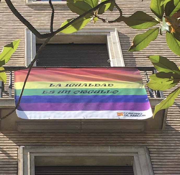 Bandera LGTBI en la Plaza del Pilar