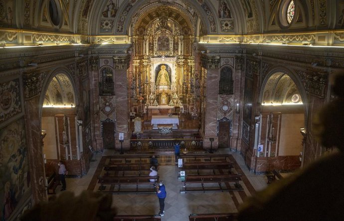 Interior de la basílica de la Macarena, en el día en que las iglesias reabren por primera vez al entrar en la fase 1 del plan de desescalada que ha elaborado el Gobierno de España a 11 de mayo de 2020.