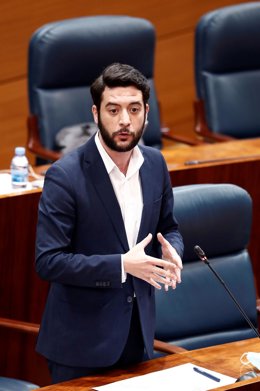 El diputado de Ciudadanos César Zafra durante su intervención en una nueva sesión de control en la que la oposición pide a la presidenta regional que rinda cuentas sobre su gestión de la crisis sanitaria de la COVID-19 y sobre sus planes para el futuro 