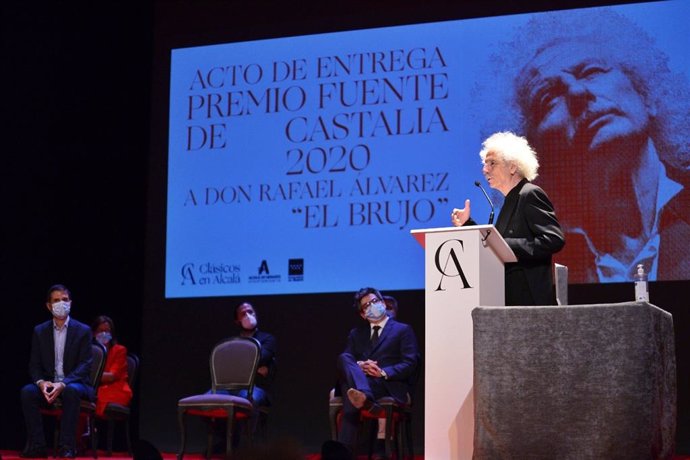 Rafael Álvarez 'El Brujo' recibe el Premio 'Fuente de Castalia' en Alcalá de Henares