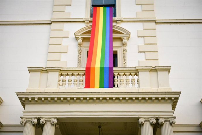 Lona LGBTi en la fachada del Palacete de Gobierno Regional