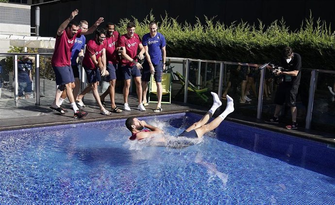 Nikola Mirotic celebra junto a sus compañeros del Bara su designación como MVP Movistar de la Liga Endesa