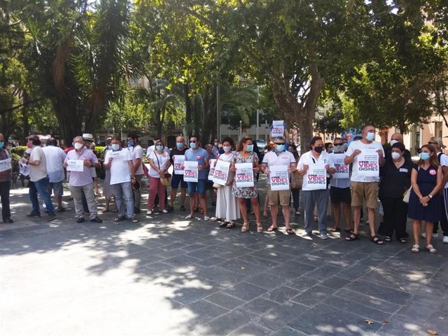 Concentración en Plaza España convocada por CCOO y UGT por la defensa de los servicios públicos.