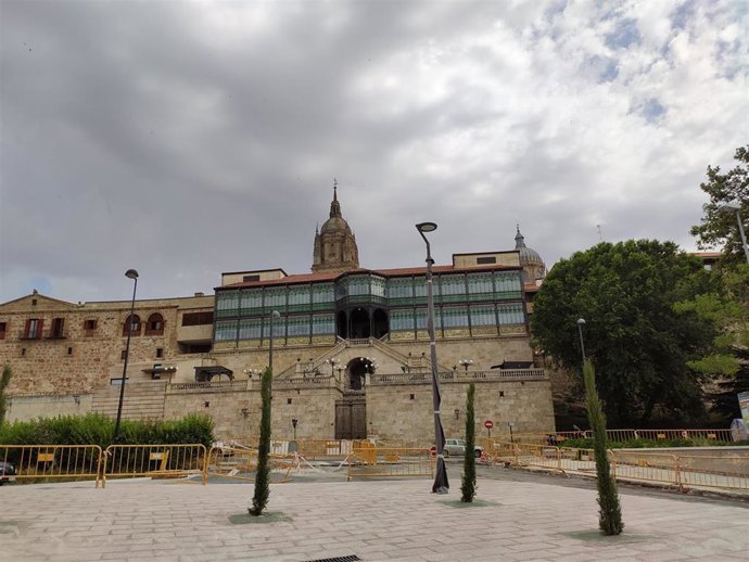 Vista de la Casa Lis desde el próximo punto de recepción de turistas de la ciudad de Salamanca