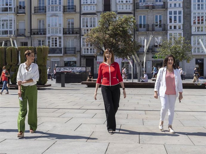 Idoia Mendia (PSE) un acto público en Vitoria  junto a las presidentas de Navarra y La Rioja, María Chivite y Concha Andreu.