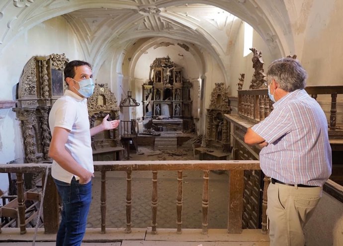 Íscar (i) y Vara, en la iglesia afectada.