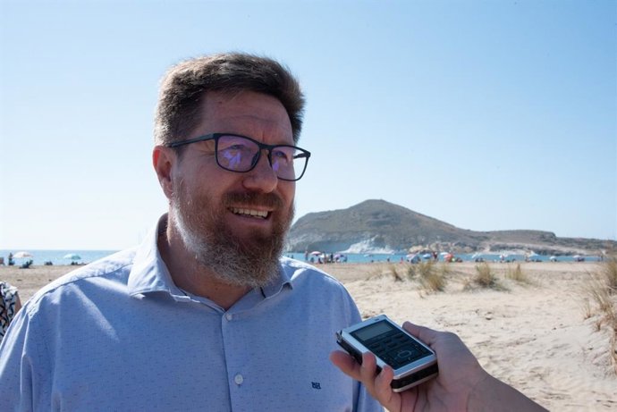El portavoz adjunto del Grupo Parlamentario Socialista, Rodrigo Sánchez Haro, atendiendo a los medios en Almería