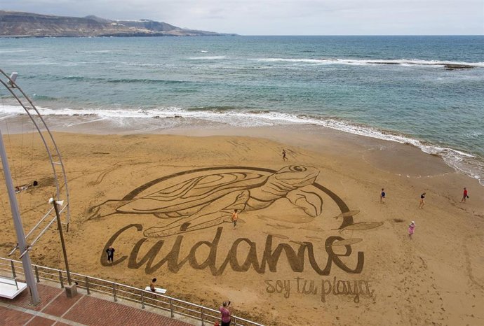 Dibujan una tortuga en la arena de la playa de Las Canteras para celebrar la llegada del verano