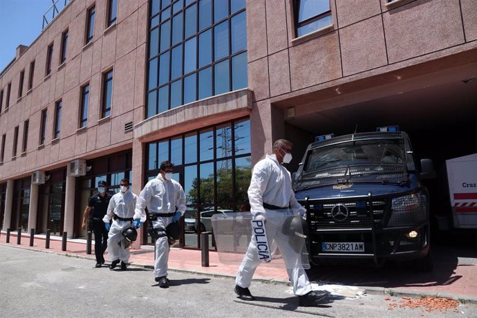 Agentes de la Policía Nacional custodian centro con un rebrote de COVID-19 en Málaga, (Andalucía, España), a 25 de junio de 2020.
