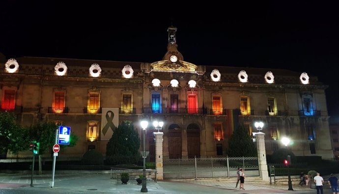 El Palacio Provincial se ilumina con los colores del arcoíris para visibilizar el Orgullo Lgtbi.