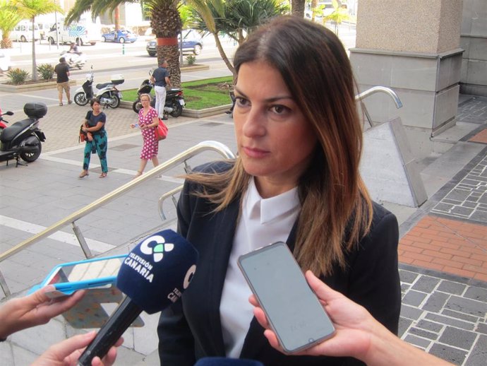 La primera teniente de alcaldesa de Santa Cruz de Tenerife, Matilde Zambudio, en declaraciones a los periodistas