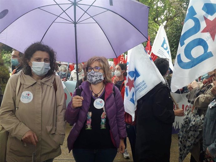 Goretti Sanmartín y Montse Prado del BNG en una manifestación en Santiago en defensa de la sanidad pública