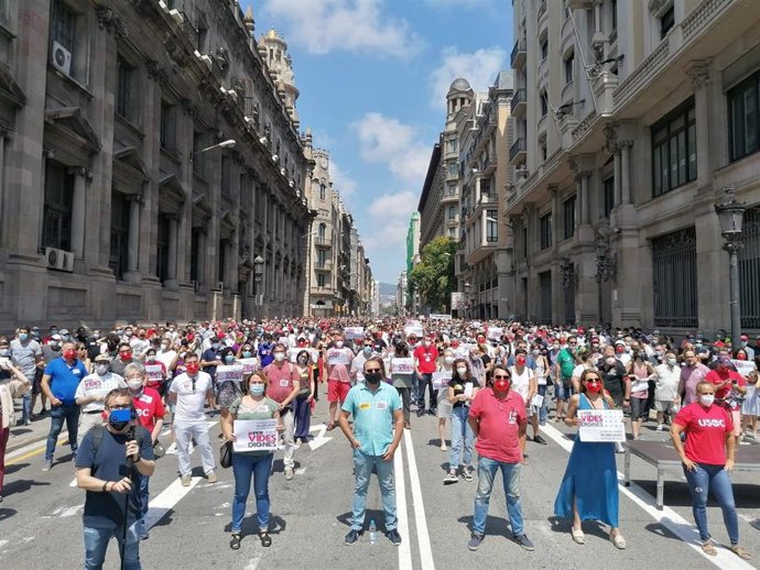 Concentración de sindicatos en la Via Laietana para reclamar un nuevo modelo social y económico