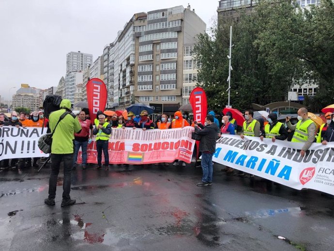 Trabajadores de la industria electrointensiva se concentran en A Coruña para reclamar medidas que den viabilidad a su actividad y mantengan el empleo