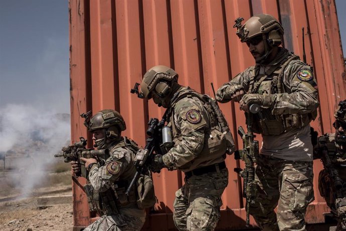 Soldados afganos reciben entretamiento de Estados Unidos