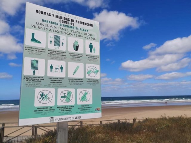 Cartel con las normas en la playa de El Palmar en Vejer