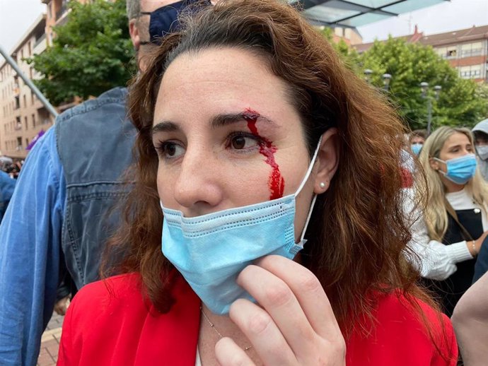 La diputada de Vox Rocío de Meer ha resultado herida  al recibir una pedrada antes del mitin del partido en Sestao (Vizcaya)