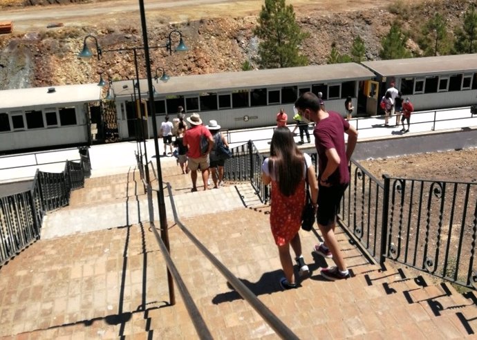 Gente visita el Parque Minero de Riotinto este sábado