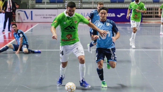 Tomaz, de Palma Futsal, conduce el balón ante Borja, de Movistar Inter, durante las Semifinales del Play Off por el título