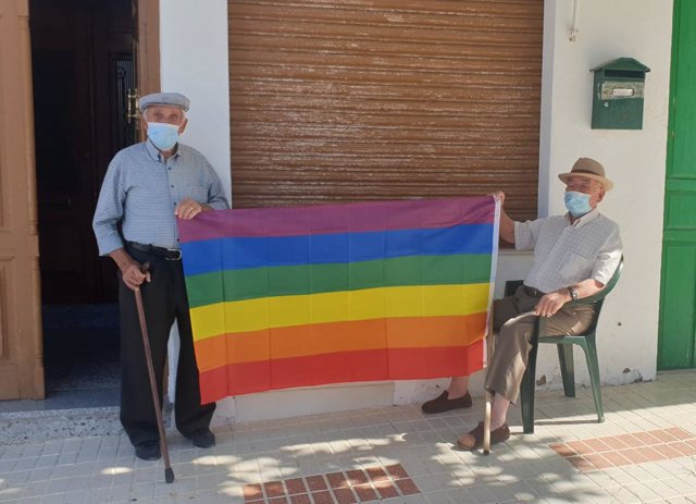 Dos vecinos de Villanueva de Algaidas (Málaga) con la bandera arcoíris