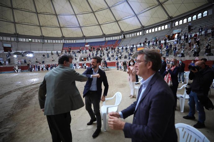 El presidente y candidato a la Xunta de Galicia, Alberto Núñez Feijóo, interviene en la clausura del acto de campaña del Partido Popular celebrado en la plaza de toros de Pontevedra, Galicia, (España), a 27 de junio de 2020.