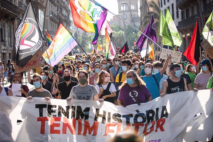 Arranca la manifestación 'Tenim histria, tenim futur' por los derechos LGBTI en Barcelona.