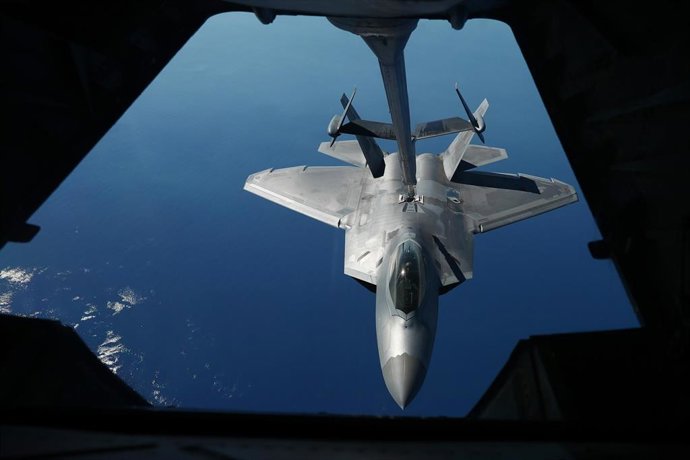 Reabastecimiento en vuelo de un avión de combate estadounidense F-22