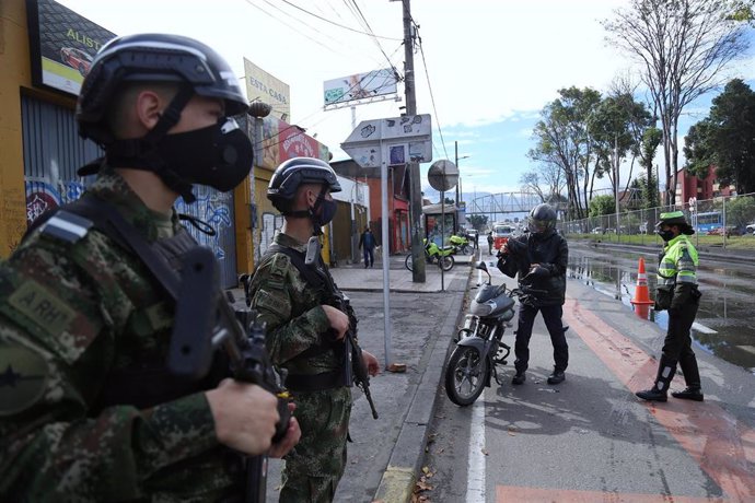 Imagen de dos militares con mascarillas controlando algunos accesos en Bogotá. 