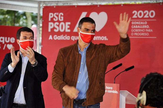 El presidente del Gobierno y secretario general del PSOE, Pedro Sánchez (i), durante un mitin junto al candidato a la presidencia de la Xunta por el PSdeG-PSOE, Gonzalo Caballero (d)