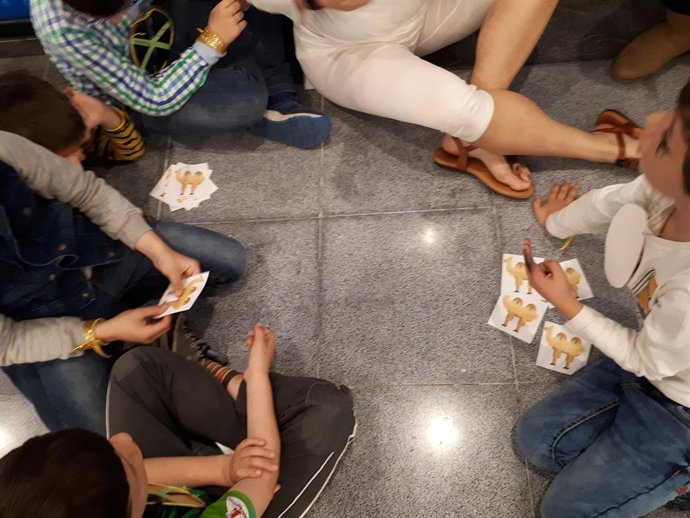 Un grupo de niños en un taller sobre geometría y aritmética