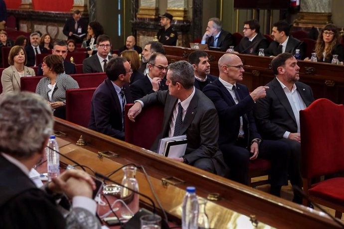 Els dotze líders independentistes acusats pel procés sobiranista catal que va derivar en la celebració del 1-O i la declaració unilateral d'independncia de Catalunya (DUI), en la banqueta del Tribunal Suprem a l'inici del judici del "procés". En la im