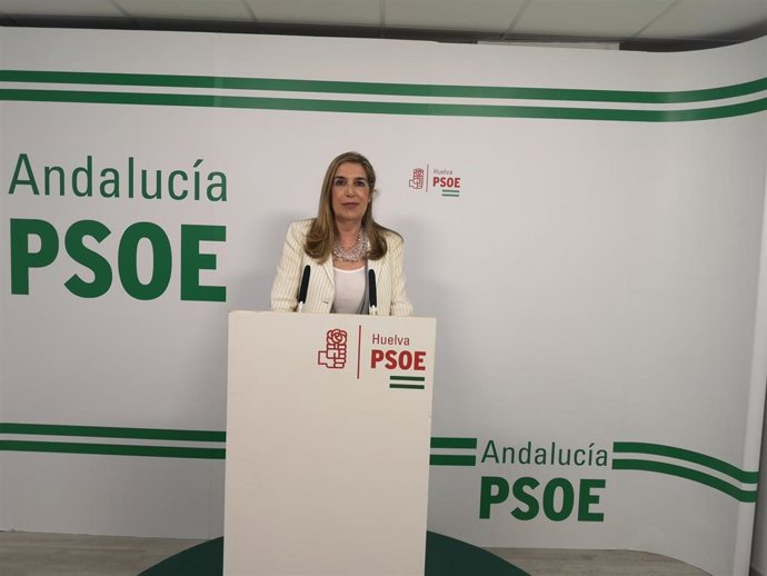 La parlamentaria andaluza por el PSOE de Huelva y vocal en la Comisión de Economía, Conocimiento, Empresas y Universidad en la Cámara andaluza, Manuela Serrano, en rueda de prensa.