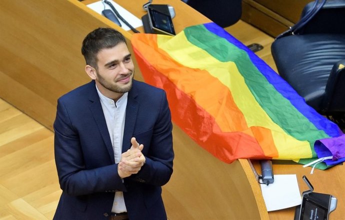 Ferri con una bandera arcoíris en Les Corts