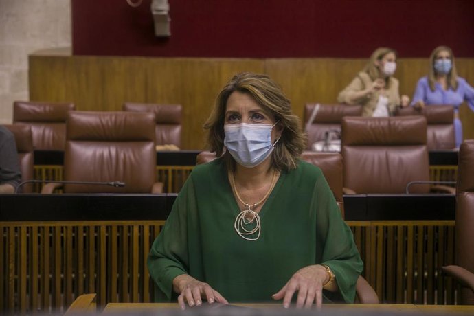 La secretaria general del PSOE-A, Susana Díaz, antes del inicio de la primera jornada de la sesión plenaria en el Parlamento de Andalucía. Foto de archivo