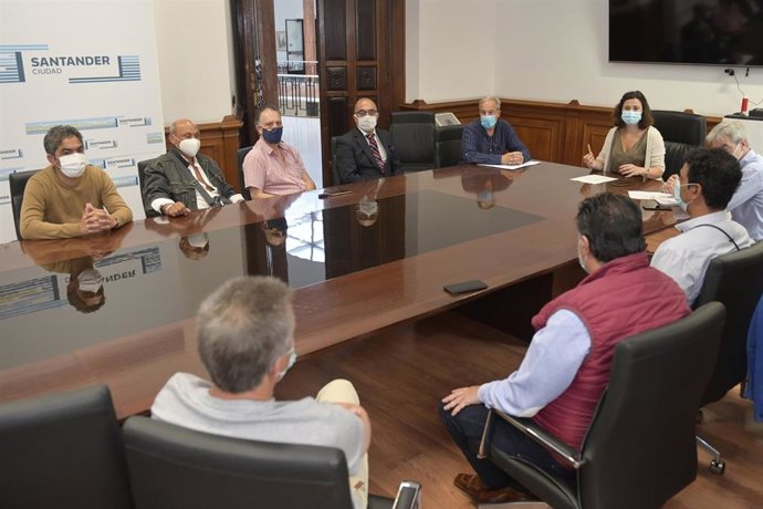 Reunión con comerciantes ambulantes de Santander