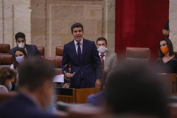 El portavoz del grupo parlamentario Ciudadanos, Sergio Romero (c), durante su intervención en la sesión de control al gobierno con preguntas al presidente de la Junta en el Pleno del Parlamento de Andalucía. En Sevilla (Andalucía, España), a 18 de junio