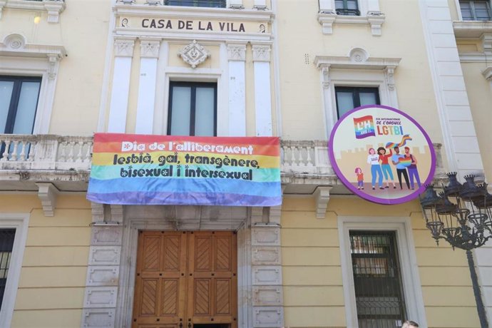 La bandera LGBTI, en el balcón del consistorio de L'Hospitalet (Barcelona).