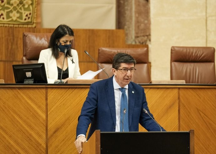 El vicepresidente de la Junta y consejero de Turismo, Regeneración, Justicia y Administración Local, Juan Marín, en el Pleno del Parlamento en una imagen de archivo.