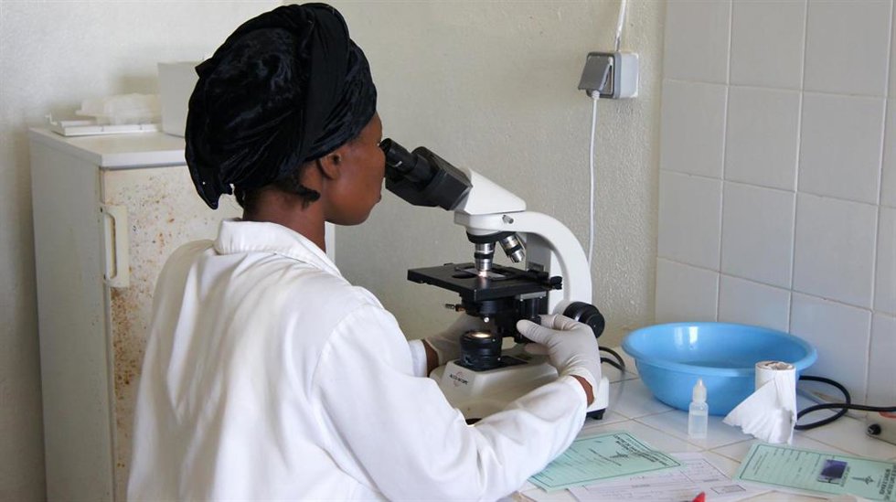 Laboratori Hospital Monavebe, Sangmelima. Metge, frica