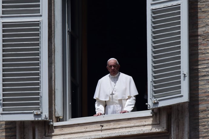 El Papa Francisco mira desde la ventana después de la transmisión en vivo de la oración de Regina Caeli.