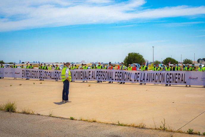 Concentración aeronáutica en el Aeropuerto de Valencia en memoria de las víctimas de la pandemia