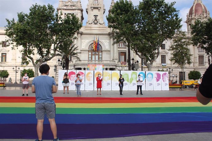 Acto de Lambda en la plaza de Ayuntamiento de Valncia con  motivo del Orgullo 2020